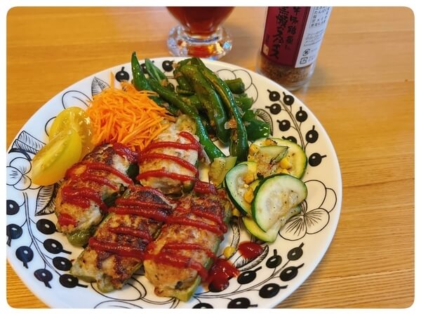 ブラックパラティッシ21cmプレートに盛り付けたワンプレート夕飯