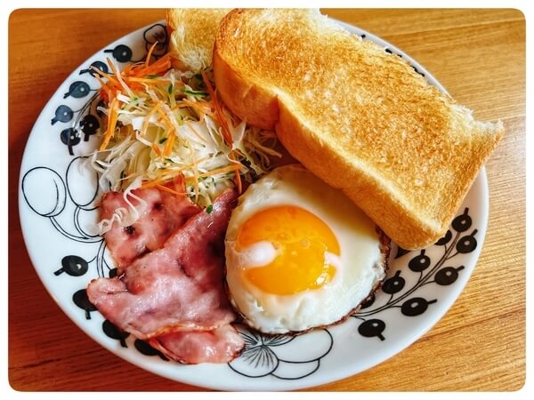 ブラックパラティッシ21cmプレートの朝食ワンプレート