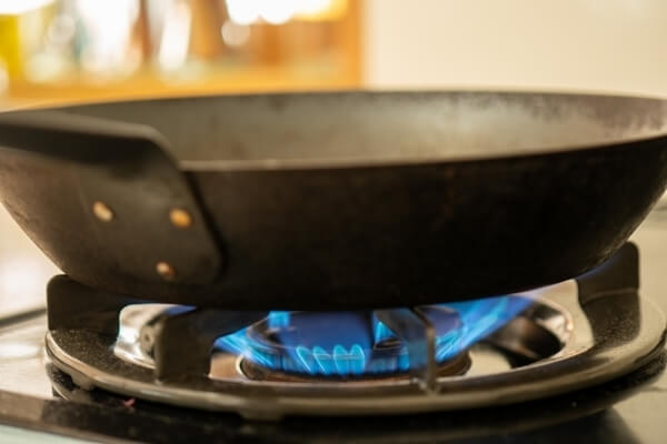 鉄フライパン 予熱中