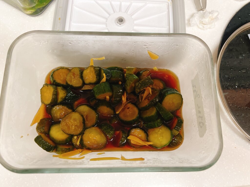 ツヴィリングのガラス真空容器できゅうりの漬物を保存している様子