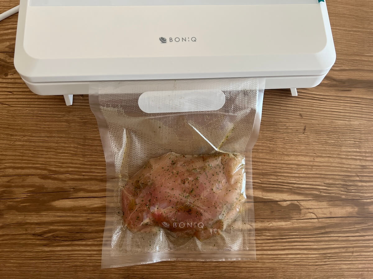 サラダチキンを真空パックしている様子