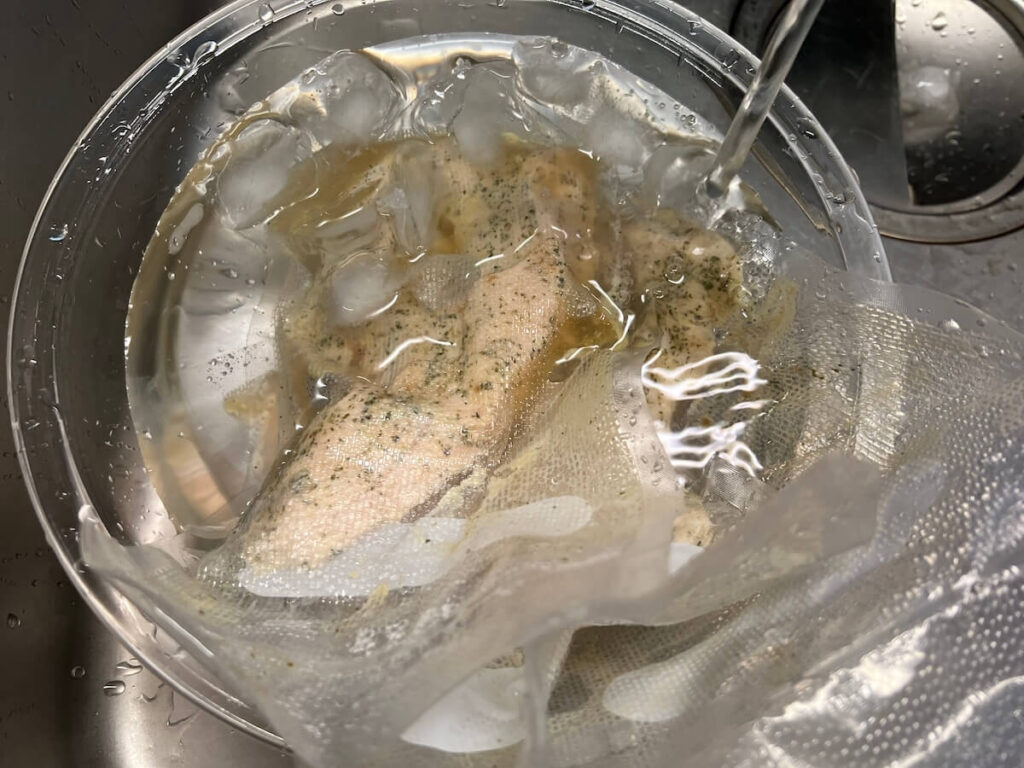 真空パックしてBONIQで作ったサラダチキンを冷水で冷やす