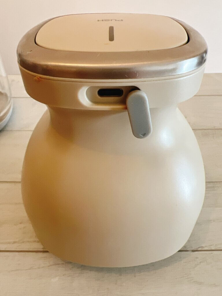 レコルトフードプロセッサーの充電差し込み口