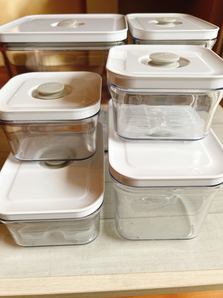 バクエン真空保存容器のサイズ違いと本体を並べた写真