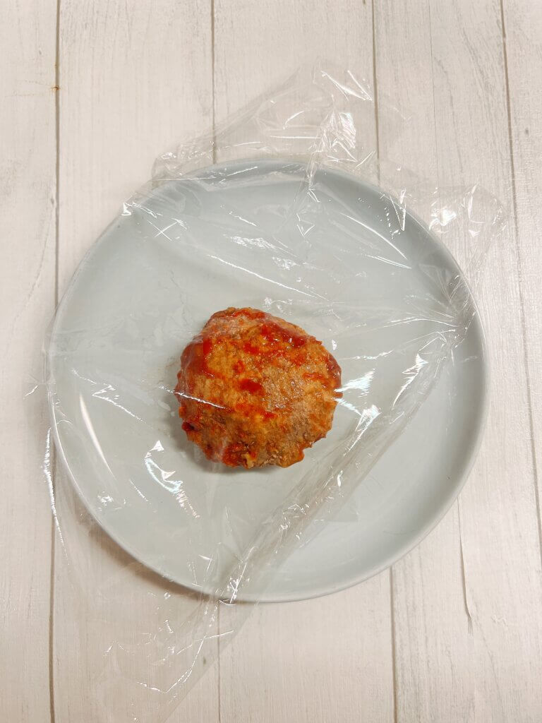 ハンバーグをふんわりラップしてレンジで温め