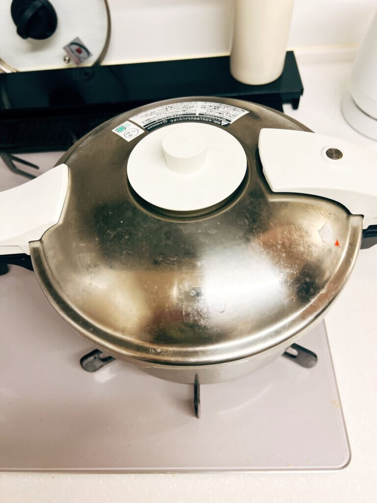 活力鍋で豚汁を調理している様子