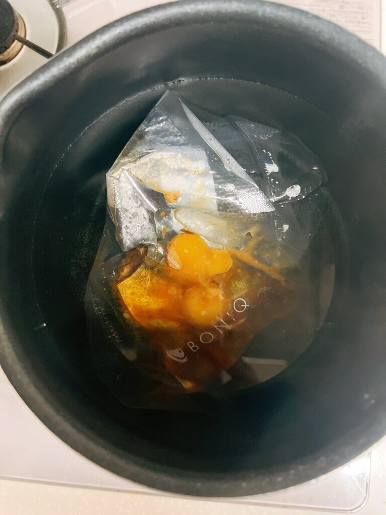 冷凍真空パックした鯖の味噌煮を湯煎