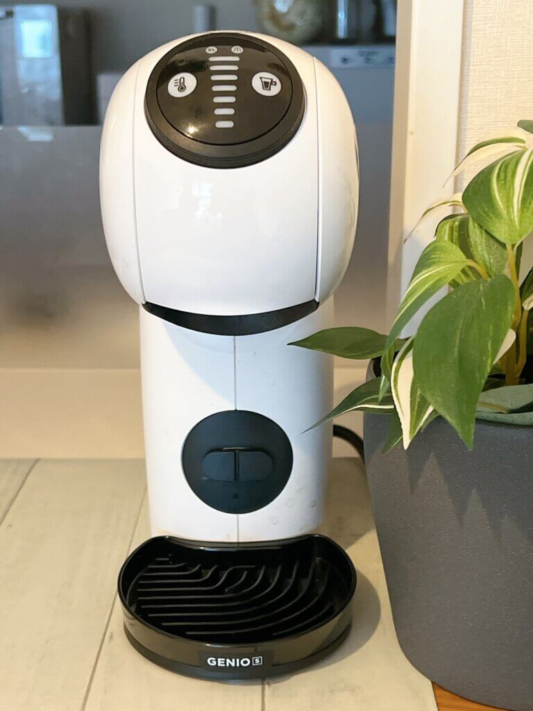 ドルチェグスト GENIO S 本体をカウンターに置いた様子