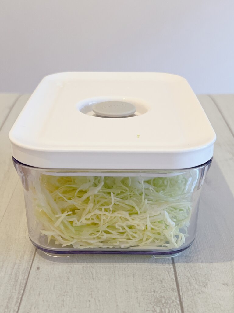 千切りキャベツをバクエン真空保存容器で保存している様子