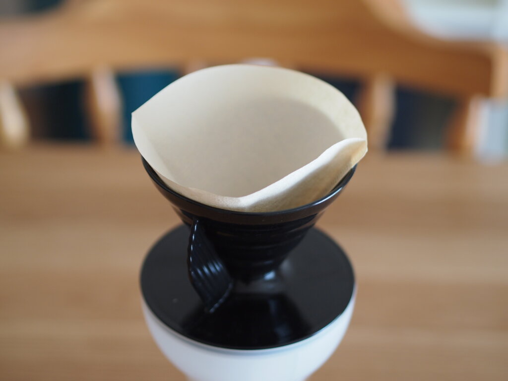 ハリオV60 ドリッパーにペーパーフィルターをセットした様子