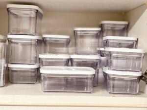 バクエン容器が並んでいる棚