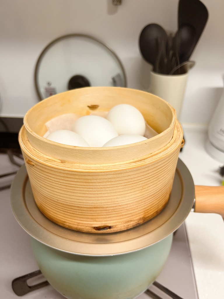 せいろでゆで卵を蒸しているところ