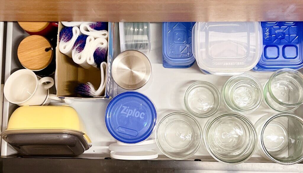 WECKや保存容器を種類ごとにまとめたキッチン引き出し収納