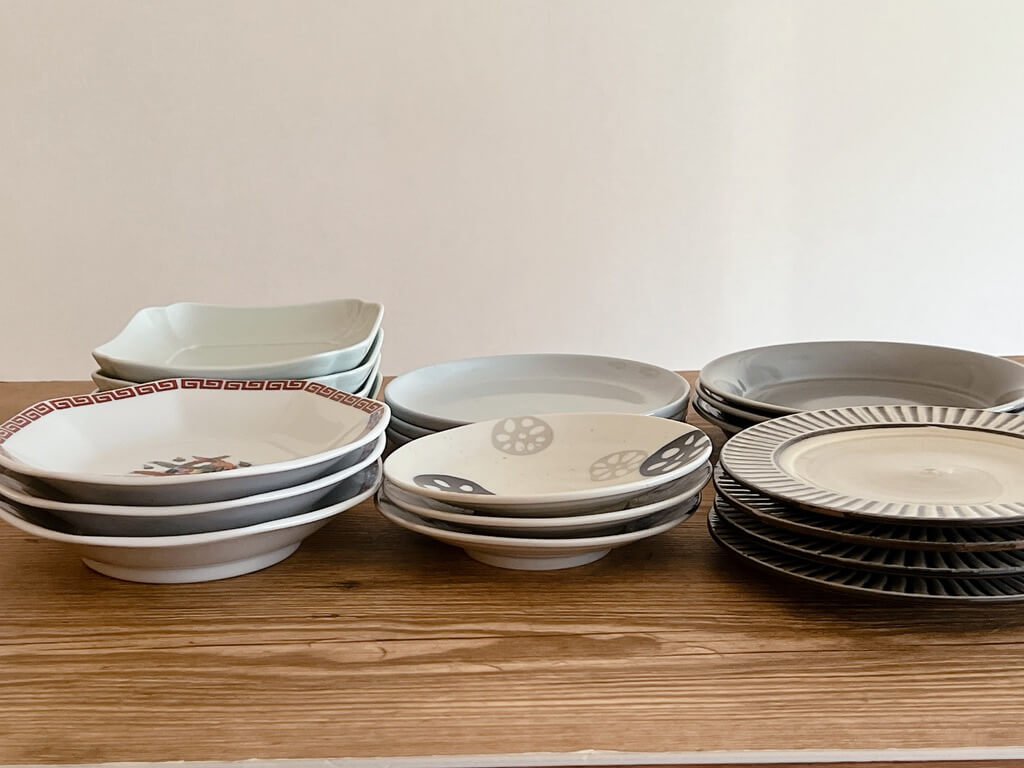 17cmの取り皿を横から重ねてみると種類がいくつもありました