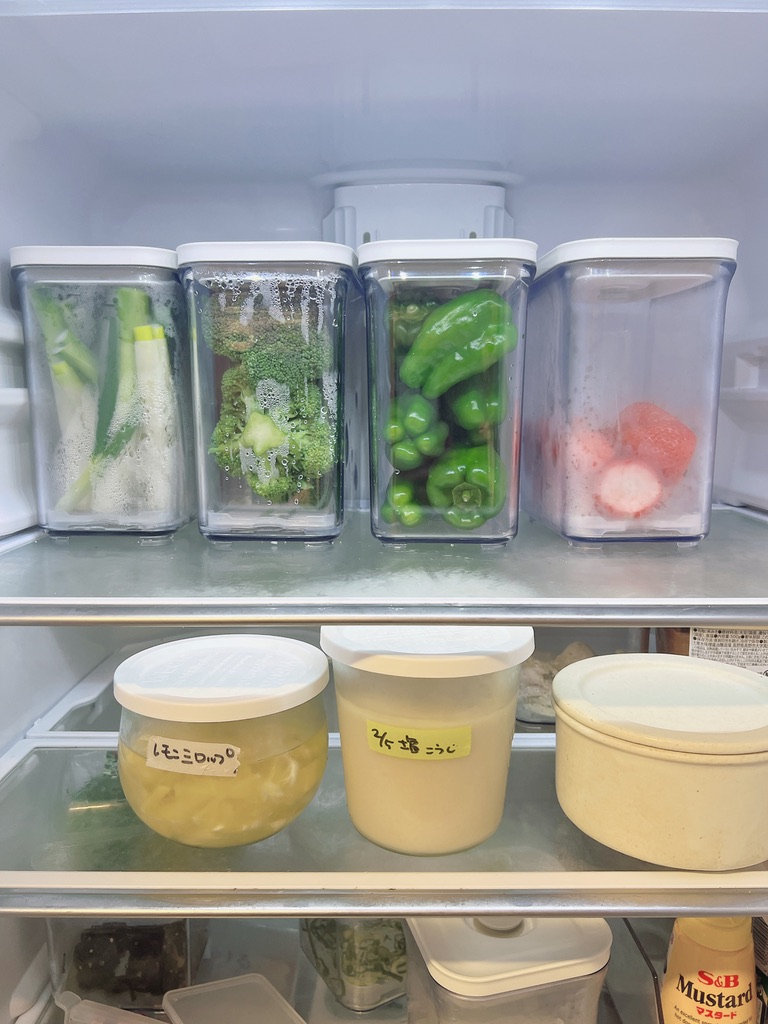 冷蔵庫で保存容器を使って保存している様子