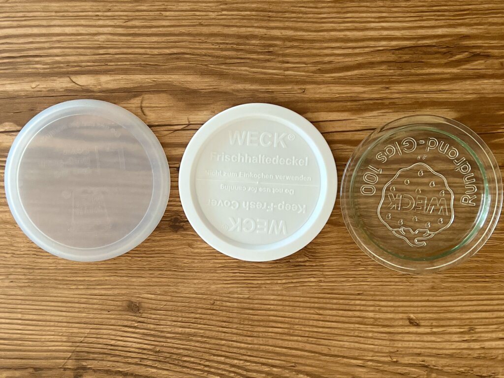 WECK保存容器のフタの種類。ガラス蓋とプラスチック蓋を並べた様子