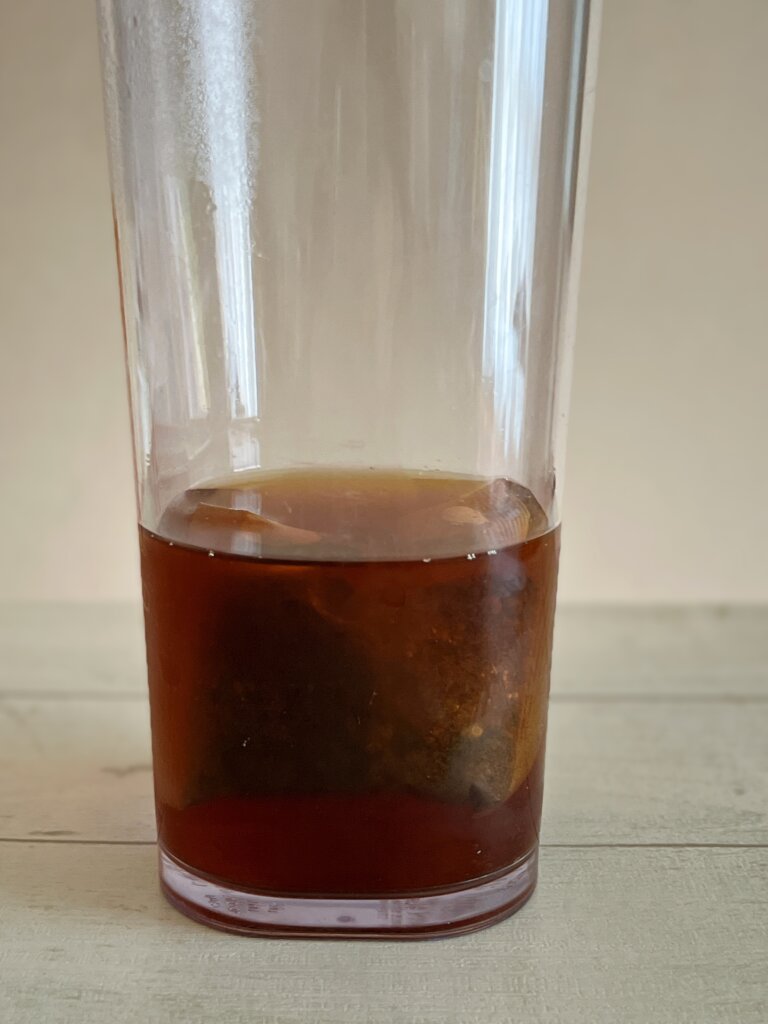 麦茶パックが沈んで取り出しにくいピッチャーの様子