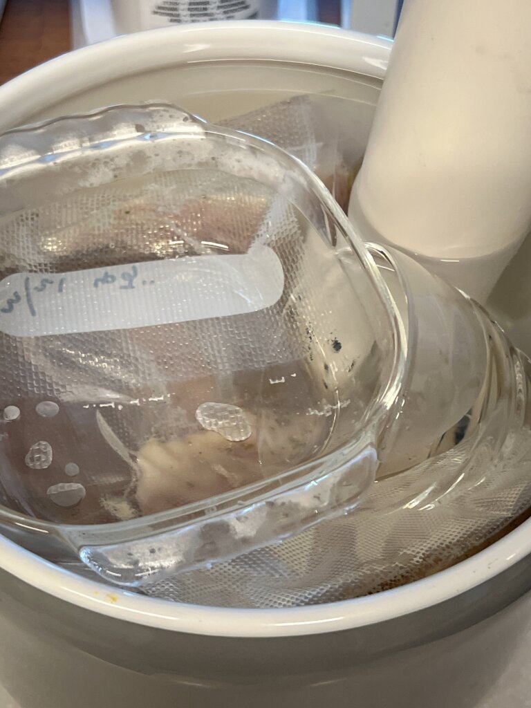 ボニークでささみを低温調理している様子