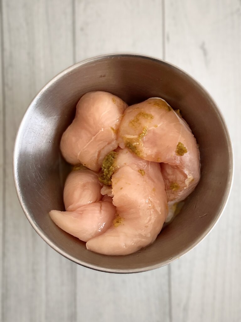 ささみに柚子胡椒で下味をつけている様子