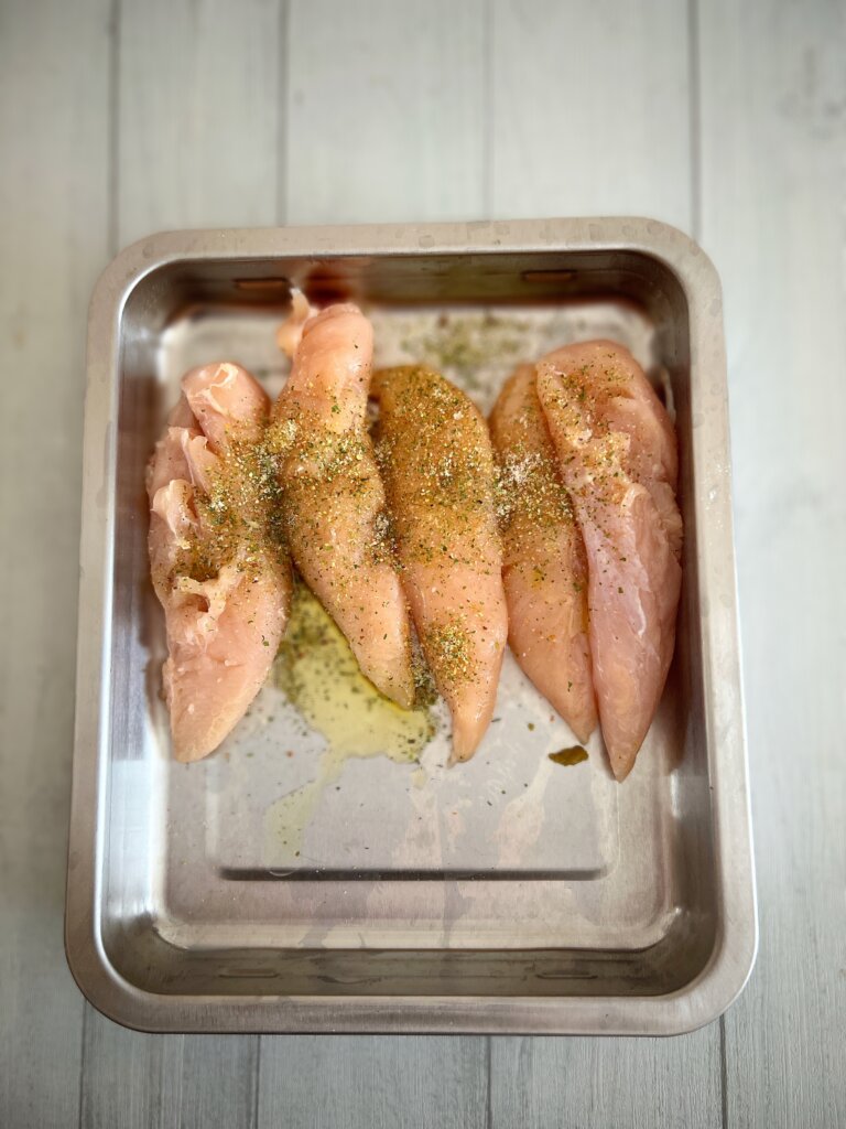 ささみにマジックそるとで下味をつけている様子