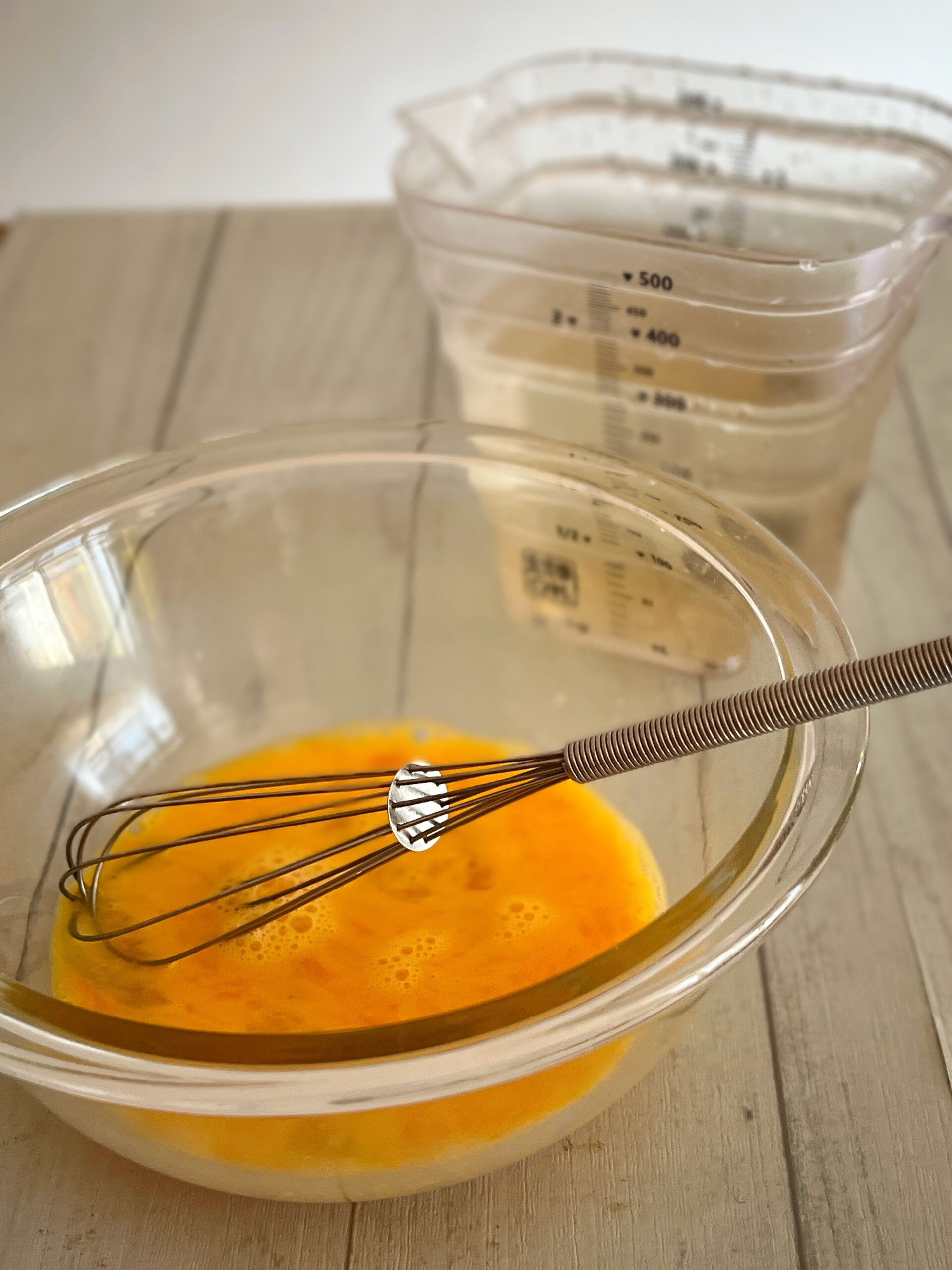 茶碗蒸しの卵液を混ぜる様子