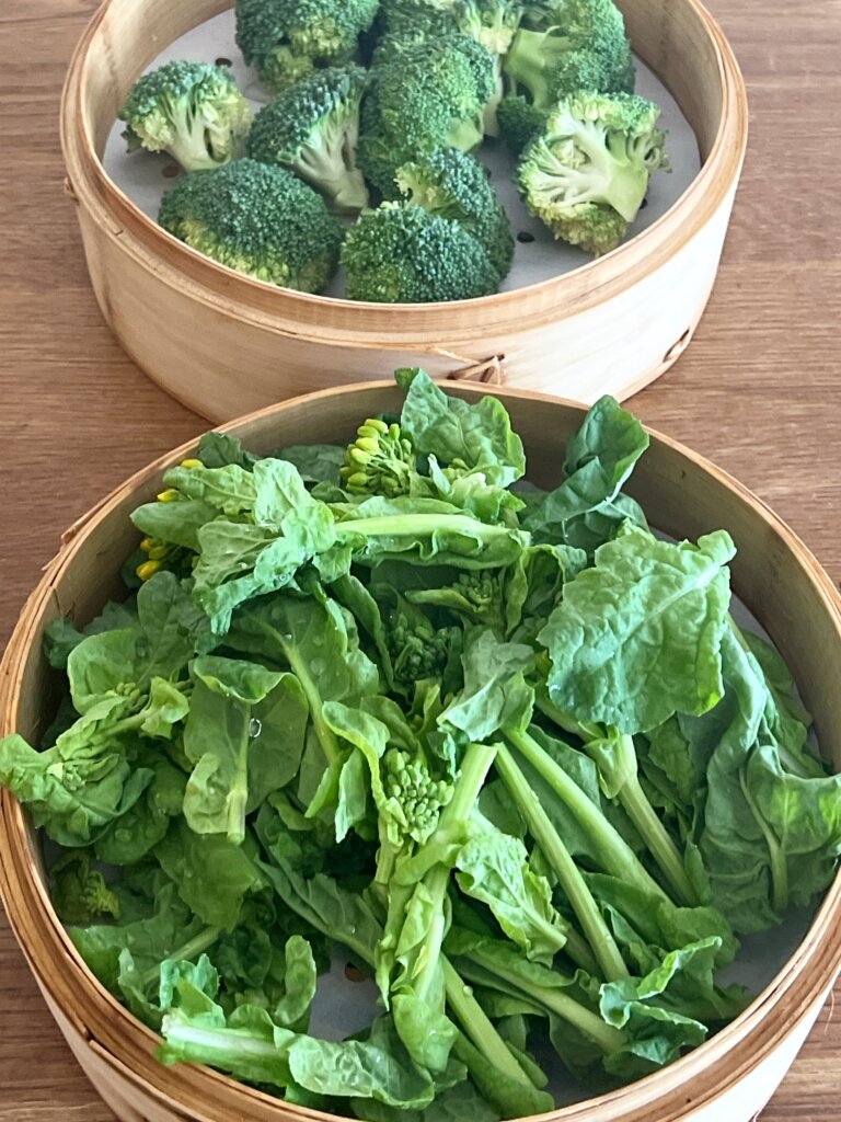 せいろ2段でブロッコリーと菜の花を同時に蒸している様子