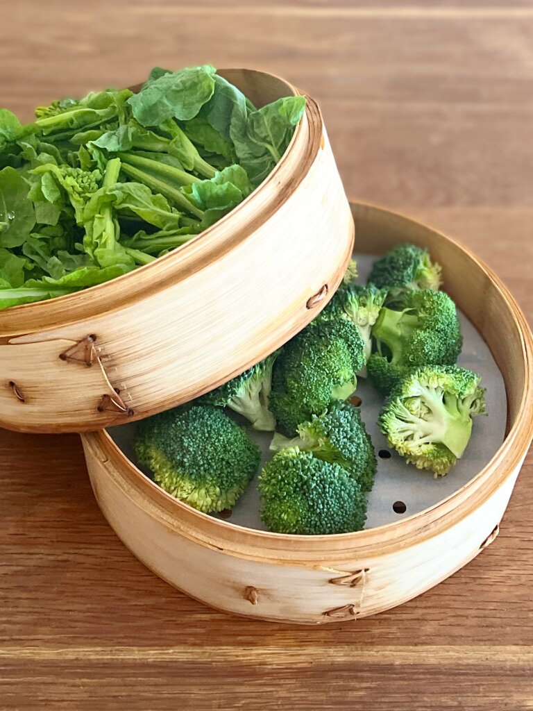 せいろで蒸す前のブロッコリーと菜の花の準備
