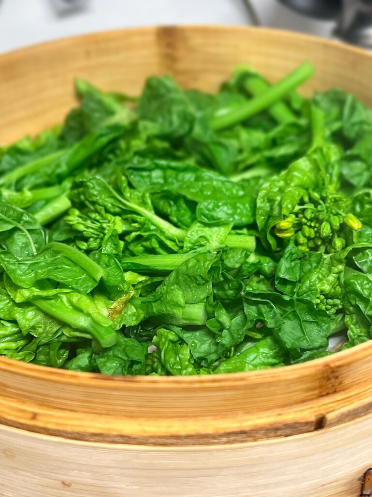 せいろで蒸した菜の花のアップ