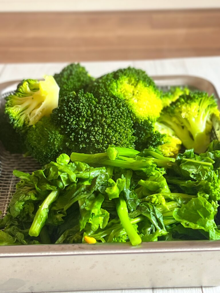 蒸し上がったブロッコリーと菜の花の盛り付け