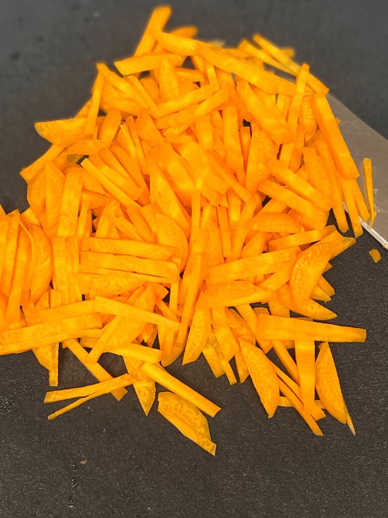 にんじんたらこ和え用に千切りにしたにんじん
