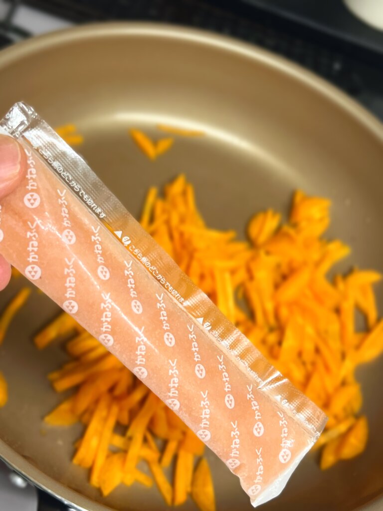 にんじんにたらこを加えるところ