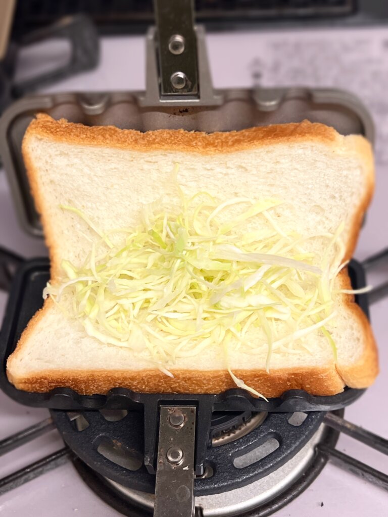食パンに塩揉みキャベツを挟む