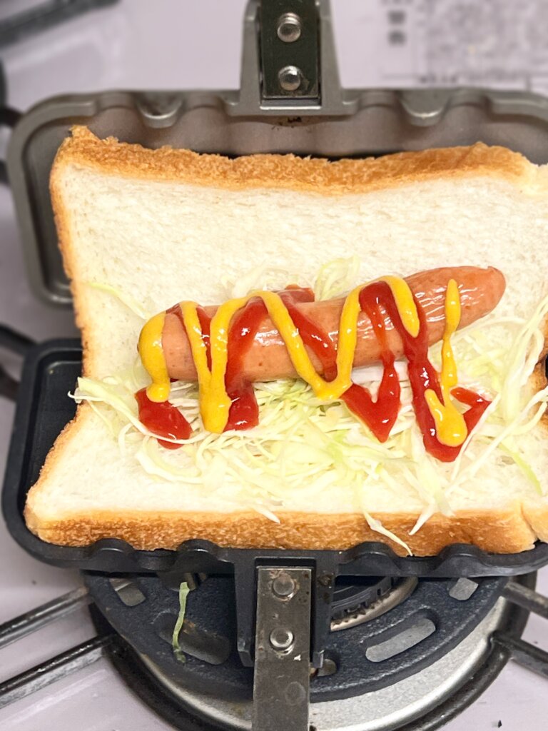 食パンにウィンナーと塩揉みキャベツを挟む