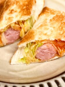 食パン1枚で作ったホットサンド（キャベツとウィンナー）の断面