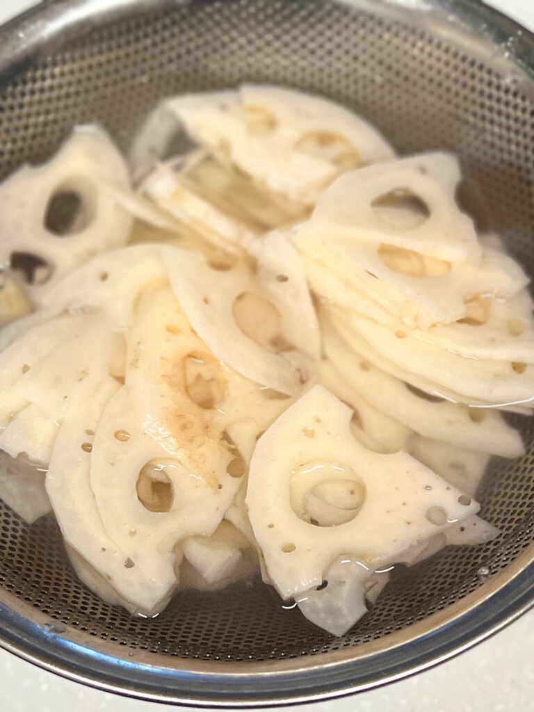 れんこんを水にさらしてるところ