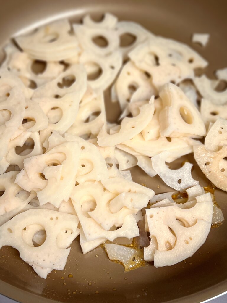 れんこんのきんぴらを炒めてるところ