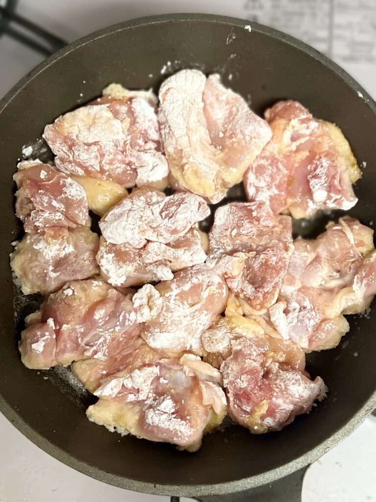 とりもも肉を皮めから焼く