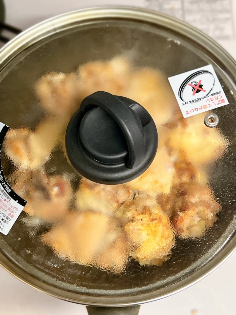 鶏もも肉を蓋をして蒸し焼き