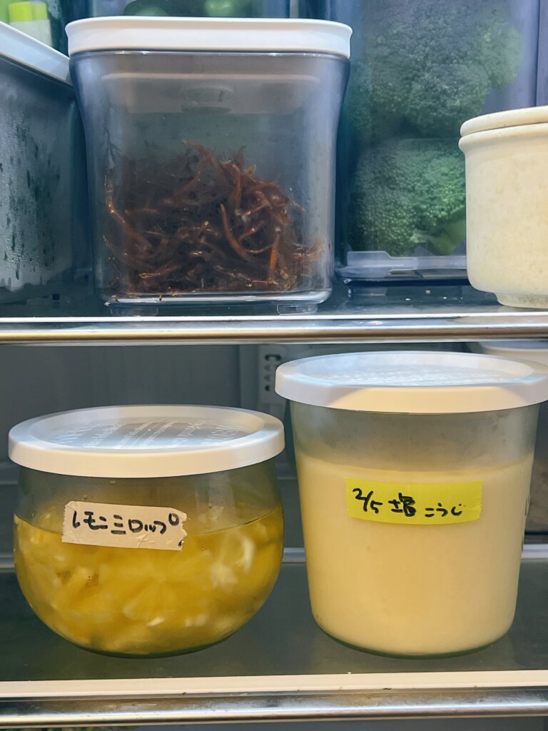 WECKの容器で保存しているレモンシロップと塩麹