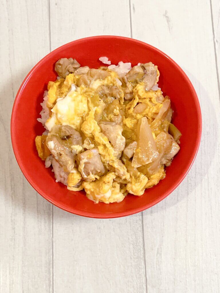 真空冷凍ストックから作った親子丼の完成写真(上から撮影)。