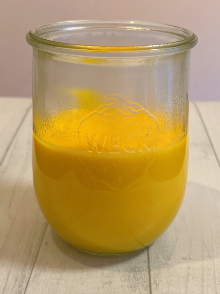 WECKの容器に入ってるカボチャのスープ