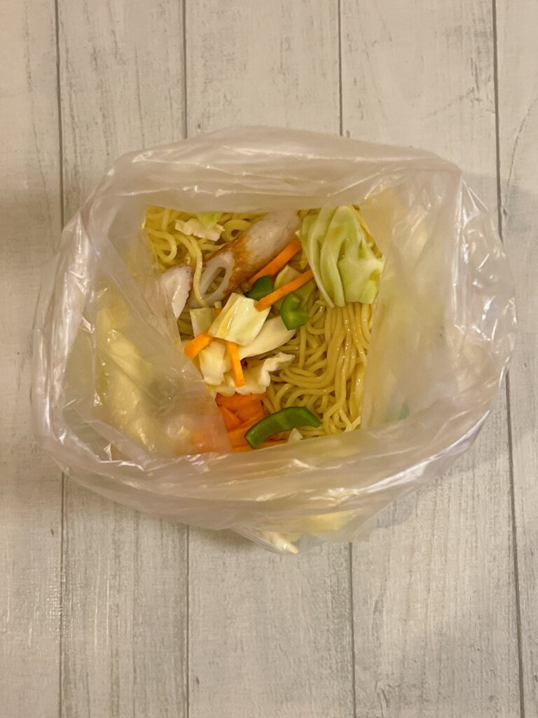 アイラップに焼きそばの麺と野菜を入れて冷凍する準備