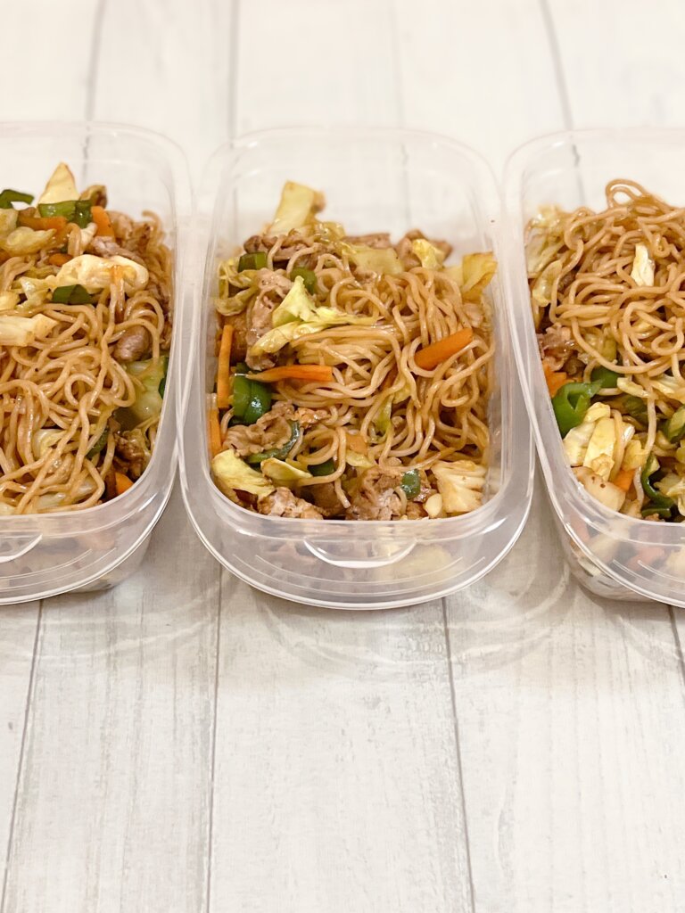 1食分ずつ保存容器に入れた焼きそばの冷凍ストック