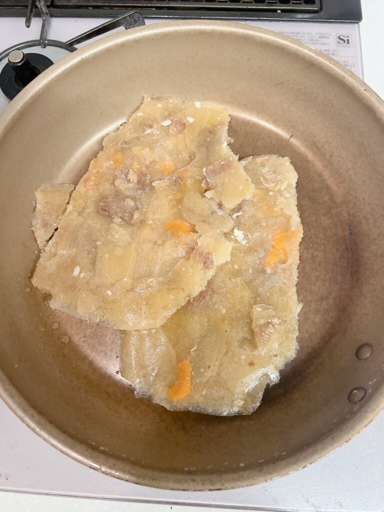 凍ったままの豚汁をフライパンで解凍している様子