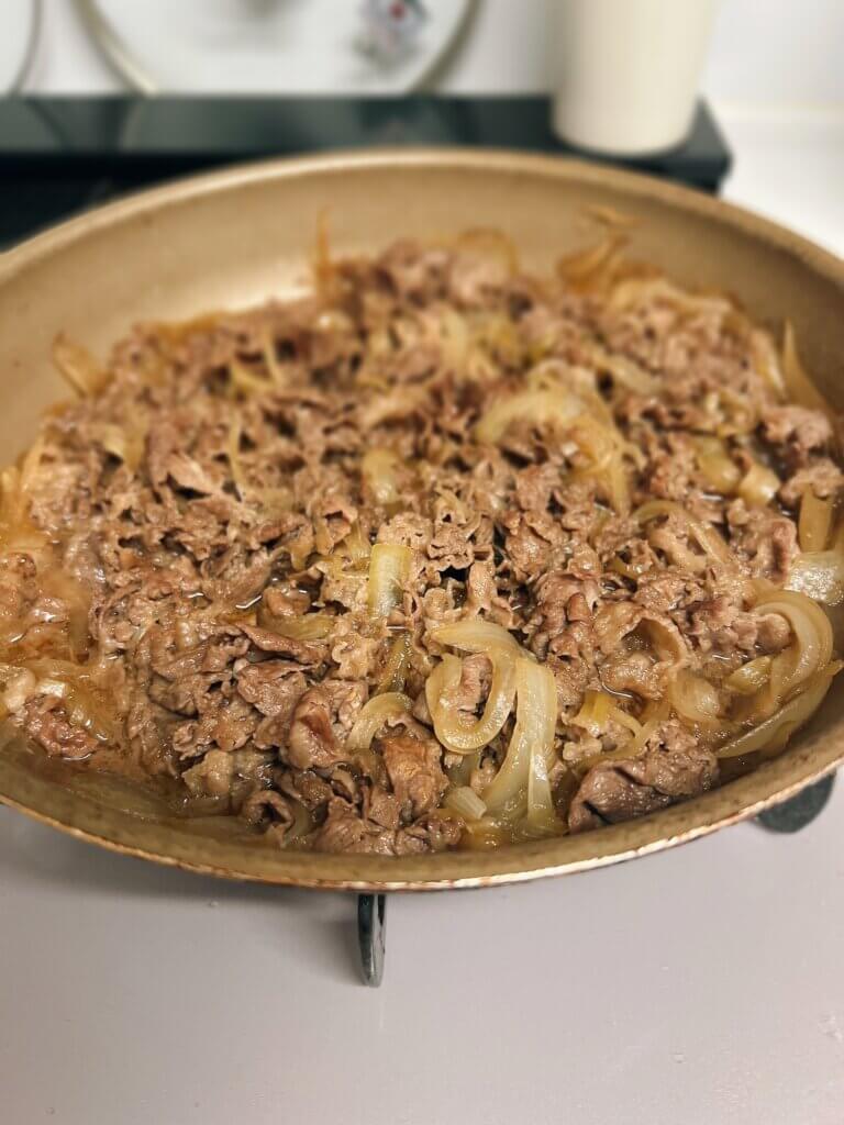 フライパンで作っている牛丼の具