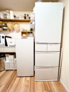 キッチン横に設置したスリムタイプのセカンド冷凍庫