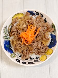 牛丼の冷凍ストックを温めてごはんにのせた一杯