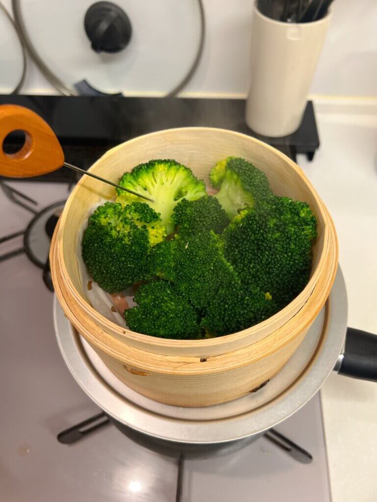 ロッコリーの茎にピックを刺して火の通りを確認している様子。