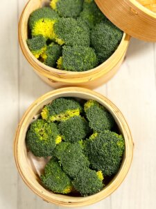 15cmのせいろにブロッコリーを並べてる