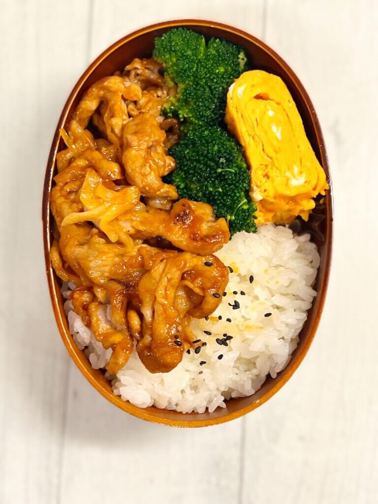 ポークチャップ、蒸しブロッコリー、卵焼き